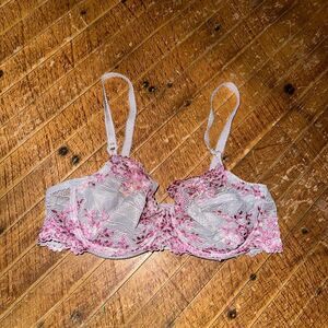 Wacoal retro chic gray lacy unlined embroidered flowers 34C sexy bra